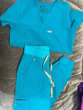 FIGS Teal Women's V-Neck Scrub Top and Jogger Pants